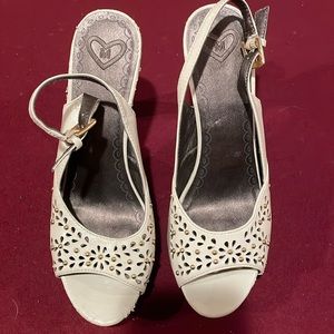 Madeline Beal 4 1/4” Heel Platform 8 Cream Ivory Floral Cut Outs Gold Beads